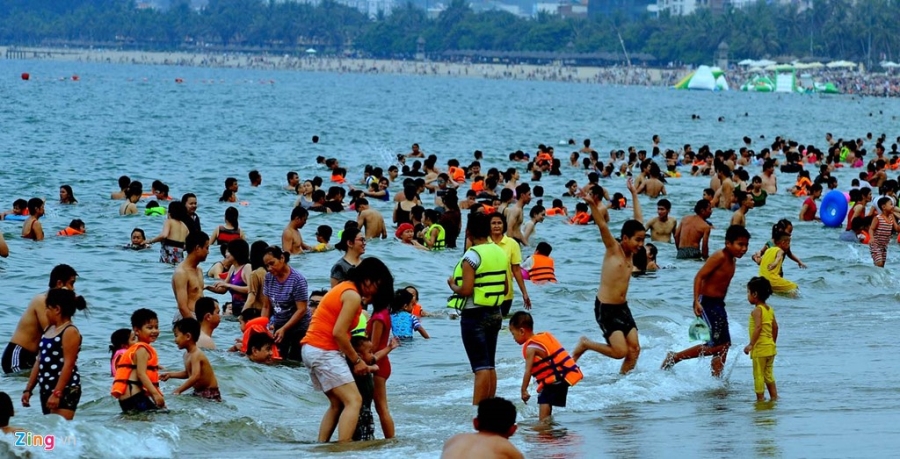 Hang nghin du khach do ve bai bien Nha Trang hinh anh 4
