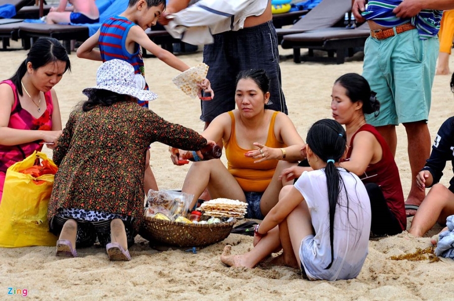 Hang nghin du khach do ve bai bien Nha Trang hinh anh 9