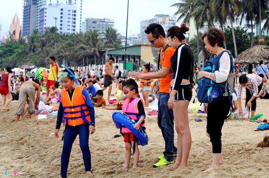 Hang nghin du khach do ve bai bien Nha Trang hinh anh 10