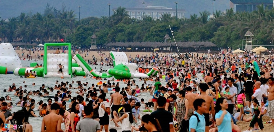 Hang nghin du khach do ve bai bien Nha Trang hinh anh 15
