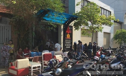  Nhiều người bàng hoàng trước sự việc xảy ra. Ảnh: Công an TP HCM 