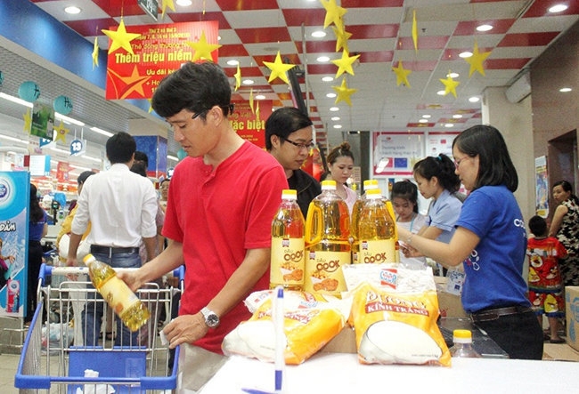 Dân Sài Gòn mua sắm dịp lễ không nhiều, vì sao? 