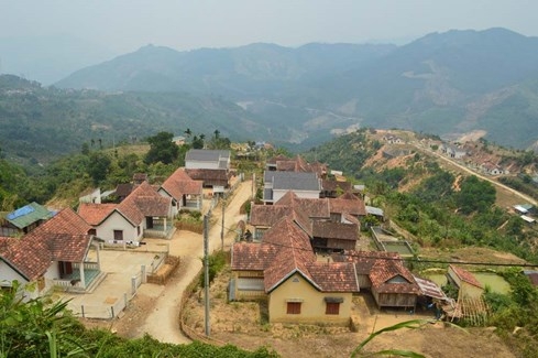 Hàng trăm hộ xây biệt thự xong chỉ để… ngắm - ảnh 1