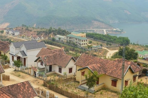Hàng trăm hộ xây biệt thự xong chỉ để… ngắm - ảnh 2