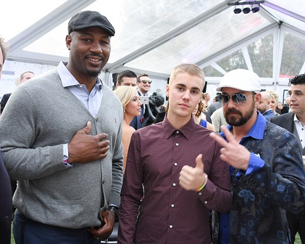 justin-bieber-kem-vui-khi-tham-du-tiec-dinh-hon-cua-bo-2