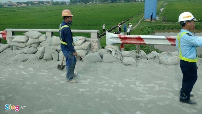 Oto gap su co lien tiep, cao toc Phap Van - Cau Gie un dai hinh anh 1