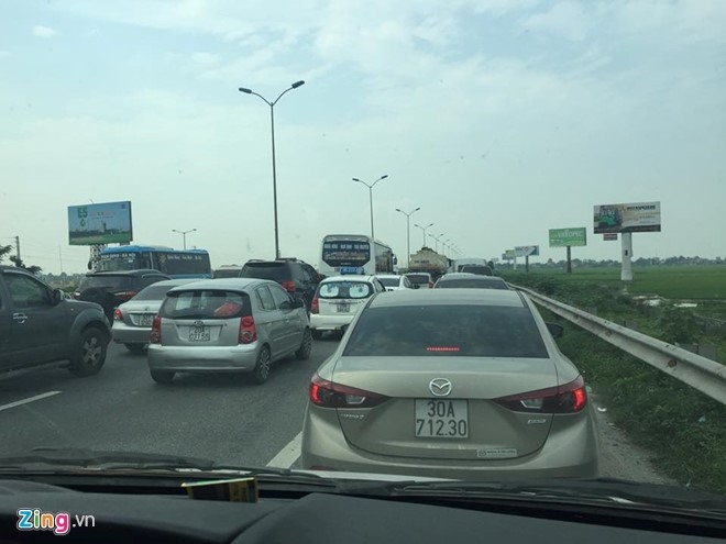 Oto gap su co lien tiep, cao toc Phap Van - Cau Gie un dai hinh anh 2