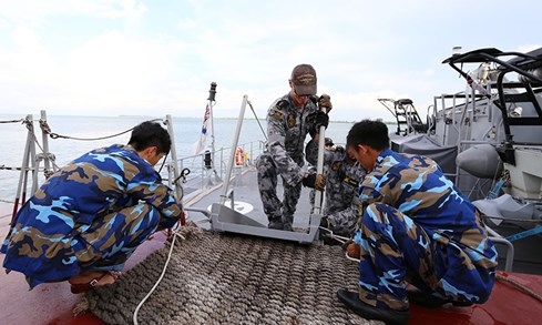 Tàu chiến các nước ồ ạt cập cảng Muara, chuẩn bị diễn tập chống khủng bố - ảnh 1
