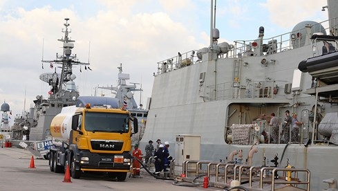 Tàu chiến các nước ồ ạt cập cảng Muara, chuẩn bị diễn tập chống khủng bố - ảnh 2