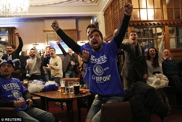 Fan Leicester trang dem an mung chien thang hinh anh 3