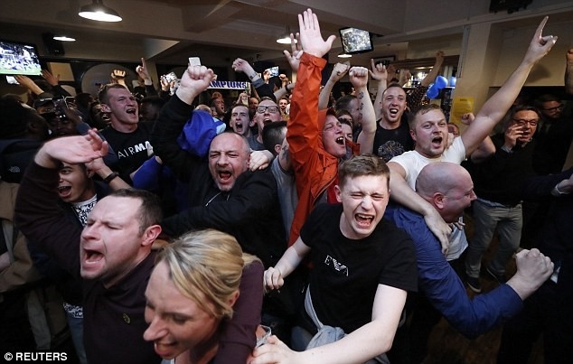 Fan Leicester trang dem an mung chien thang hinh anh 4