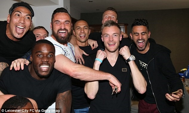 Fan Leicester trang dem an mung chien thang hinh anh 6