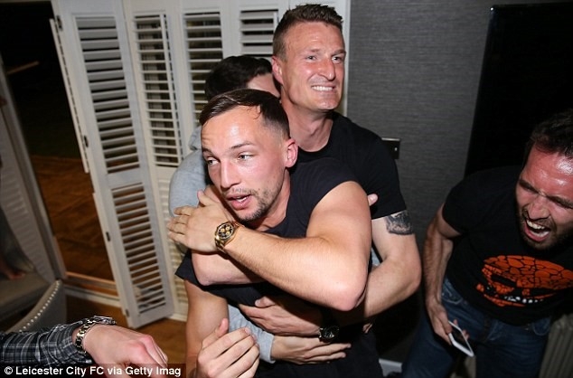 Fan Leicester trang dem an mung chien thang hinh anh 7