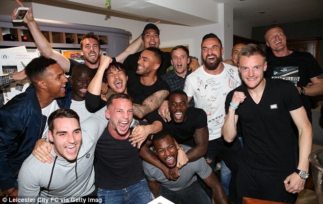 Fan Leicester trang dem an mung chien thang hinh anh 8