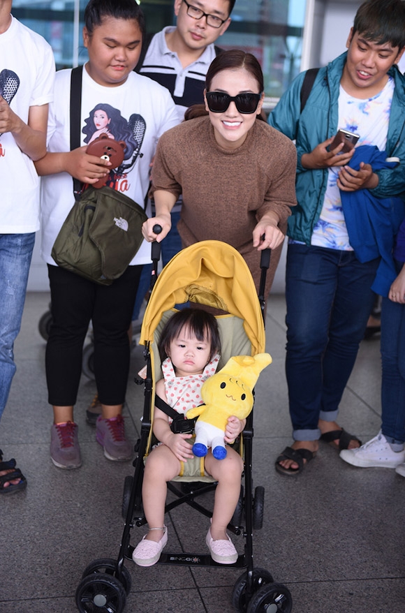 Maya chia tay con gái một mình sang Mỹ lưu diễn 4