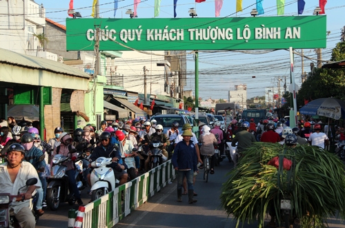 nguoi-dan-un-un-tro-lai-sai-gon-sau-le