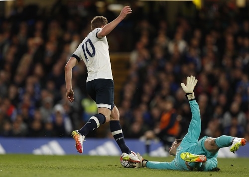 tottenham-hoa-chelsea-dang-cup-vo-dich-cho-leicester-1