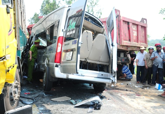 Vu xe khach va cham xe ben: Nhieu nan nhan nghi minh da chet hinh anh 2