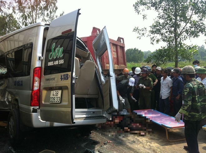 Xe tai doi dau xe khach, ba thi the mac ket duoi gam hinh anh 1