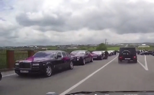 ca-tram-chiec-rolls-royce-va-mercedes-di-dam-cuoi-noi-lang-que