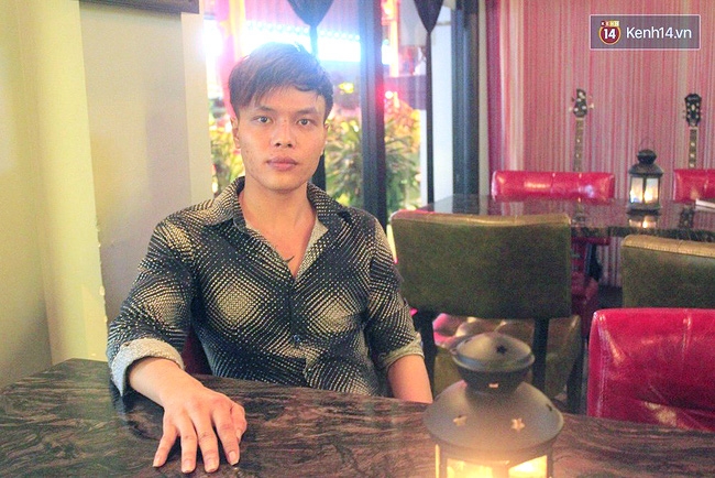 Chàng trai đồng tính mưu sinh bằng màn biểu diễn đội xe máy lên đầu trong các đám ma - Ảnh 2.