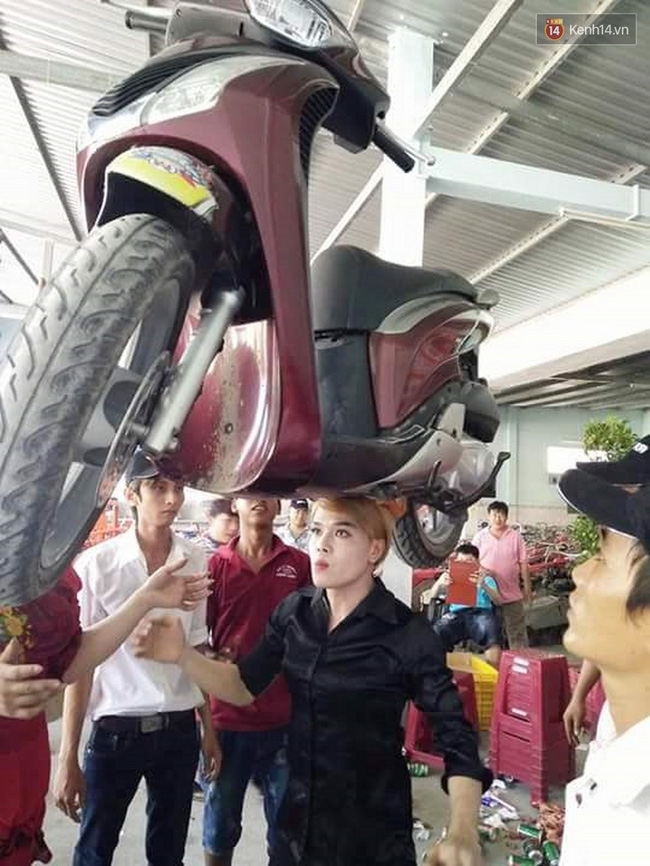 Chàng trai đồng tính mưu sinh bằng màn biểu diễn đội xe máy lên đầu trong các đám ma - Ảnh 3.