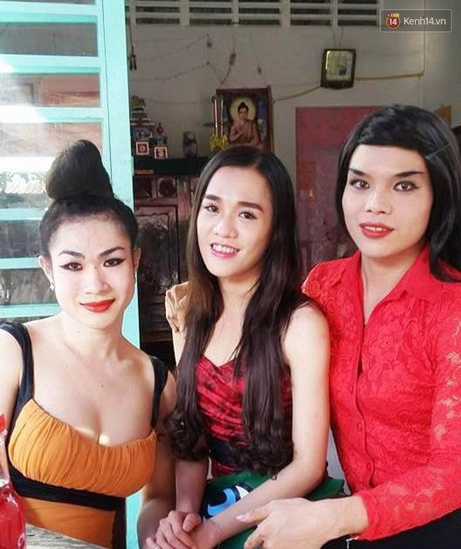 Chàng trai đồng tính mưu sinh bằng màn biểu diễn đội xe máy lên đầu trong các đám ma - Ảnh 5.