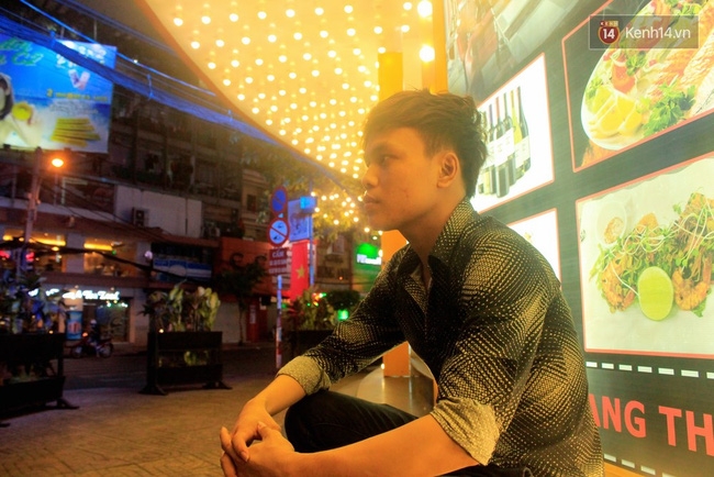 Chàng trai đồng tính mưu sinh bằng màn biểu diễn đội xe máy lên đầu trong các đám ma - Ảnh 7.