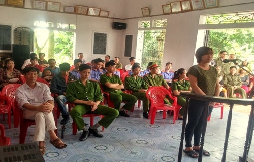 Sập bẫy “nữ quái” trốn nã quen qua mạng