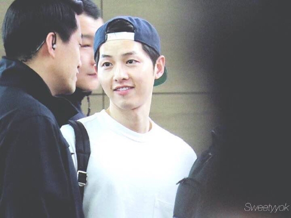 fan-thai-quay-kin-san-bay-suot-6-tieng-cho-song-joong-ki-1