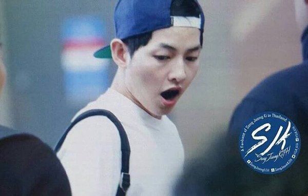 fan-thai-quay-kin-san-bay-suot-6-tieng-cho-song-joong-ki-2