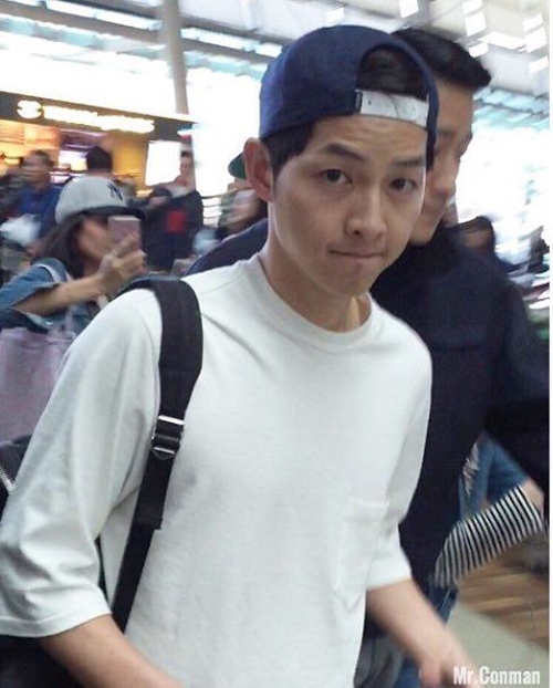 fan-thai-quay-kin-san-bay-suot-6-tieng-cho-song-joong-ki-4