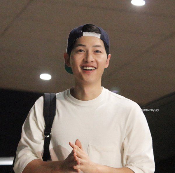 fan-thai-quay-kin-san-bay-suot-6-tieng-cho-song-joong-ki-5