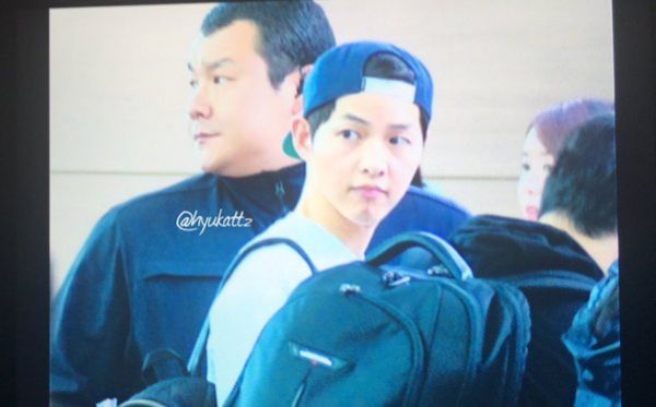 fan-thai-quay-kin-san-bay-suot-6-tieng-cho-song-joong-ki-6