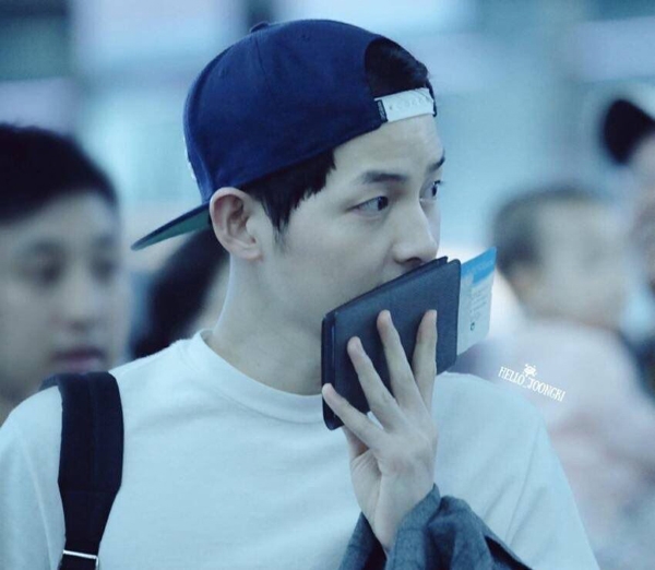 fan-thai-quay-kin-san-bay-suot-6-tieng-cho-song-joong-ki-7