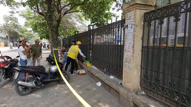 Sự việc thu hút nhiều người hiếu kỳ đến theo dõi. Ảnh Nhật Tân 