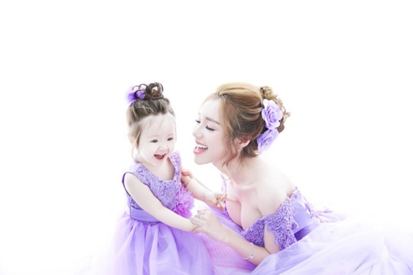  Mỗi lần Elly Trần và các con xuất hiện đều khiến công chúng phát sốt. 