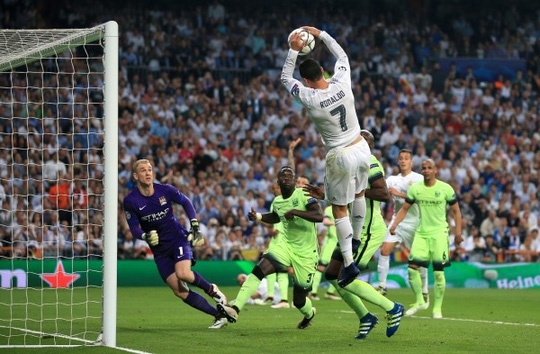 Ronaldo quên mất mình đang chơi bóng đá?