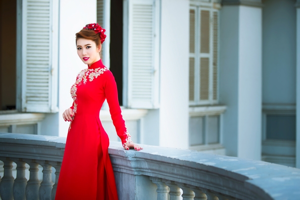 thuy-ngan-dien-ao-dai-cuoi-rang-ngoi-1