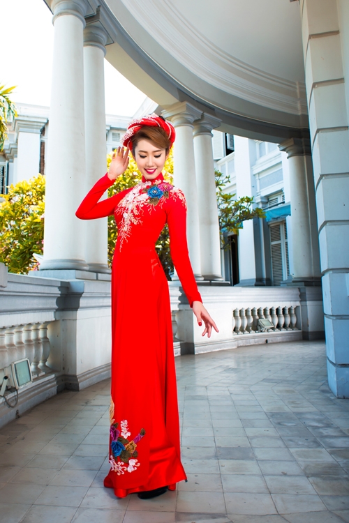 thuy-ngan-dien-ao-dai-cuoi-rang-ngoi-2