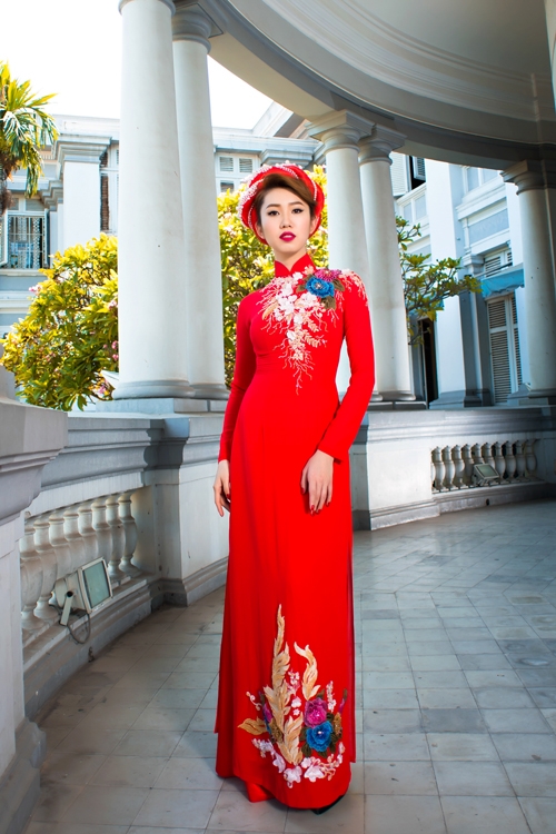 thuy-ngan-dien-ao-dai-cuoi-rang-ngoi-3