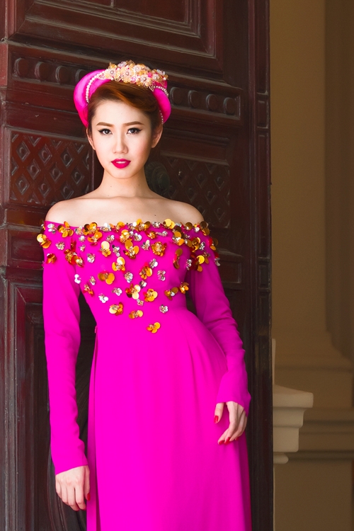 thuy-ngan-dien-ao-dai-cuoi-rang-ngoi-4