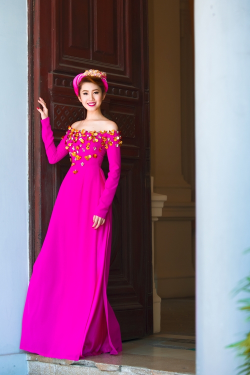 thuy-ngan-dien-ao-dai-cuoi-rang-ngoi-5