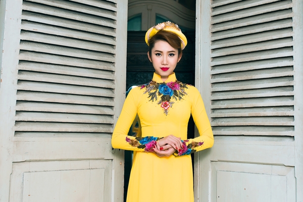 thuy-ngan-dien-ao-dai-cuoi-rang-ngoi-6