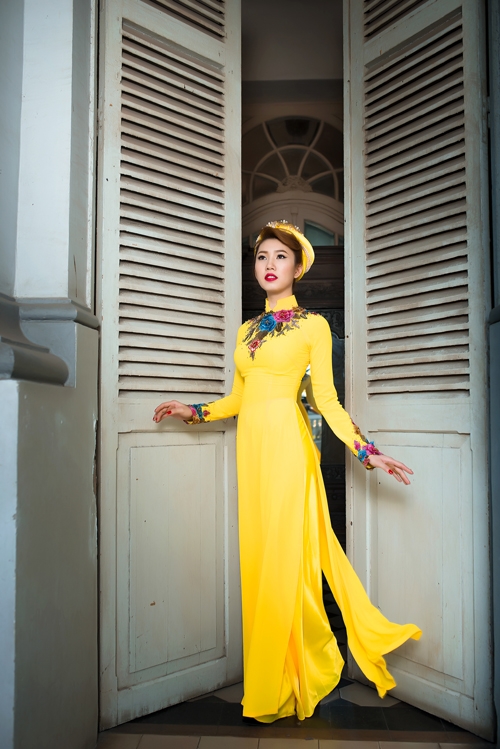 thuy-ngan-dien-ao-dai-cuoi-rang-ngoi-7