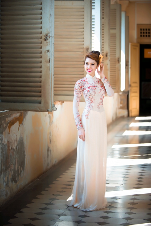 thuy-ngan-dien-ao-dai-cuoi-rang-ngoi-8