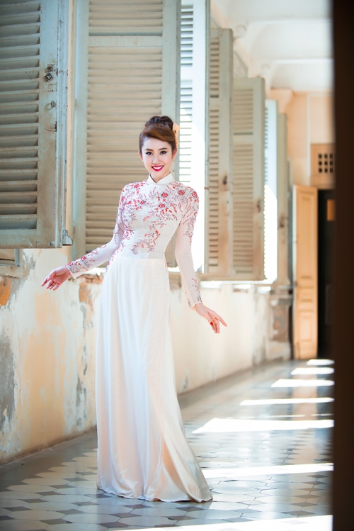thuy-ngan-dien-ao-dai-cuoi-rang-ngoi-9