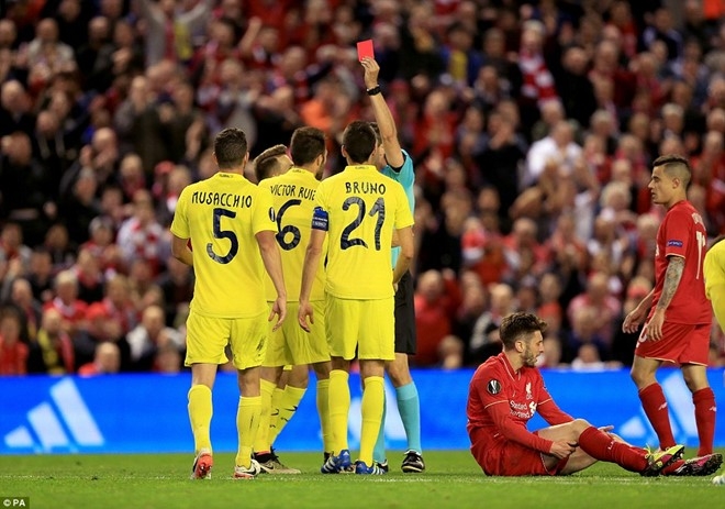 Trong tai bi chi trich vi nhe tay voi Liverpool hinh anh 1