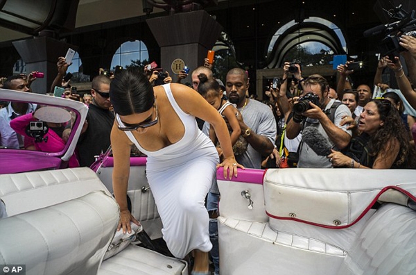 vo-chong-kim-kardashian-hon-nhau-tinh-tu-o-cuba-5
