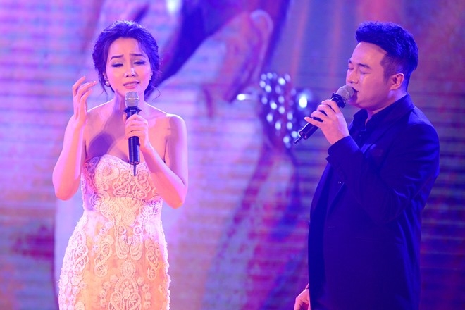 Hoang Thuy Linh dien boc lua o Ha Noi hinh anh 4